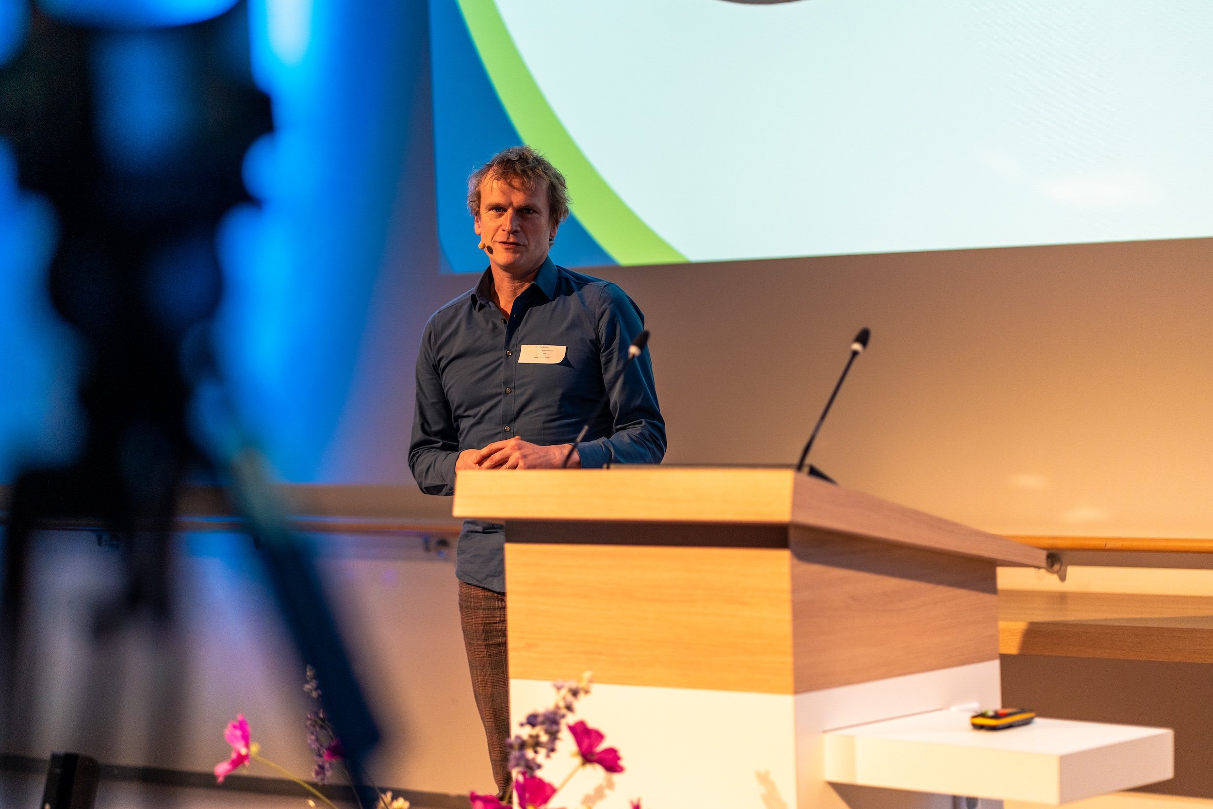 Wouter Seinen spreekt tijdens het Carmenda congres