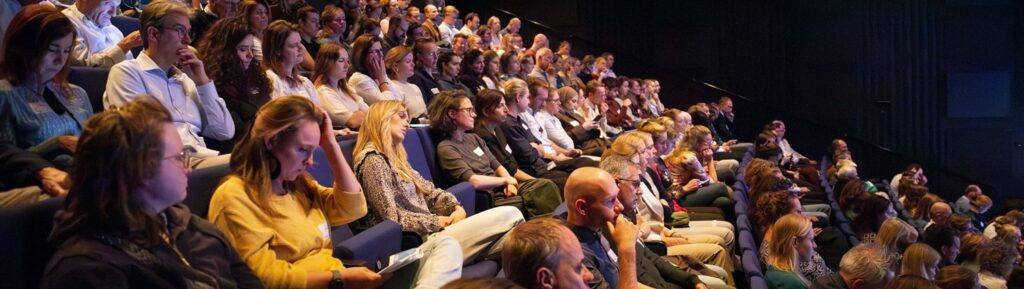 Congreszaal met mensen