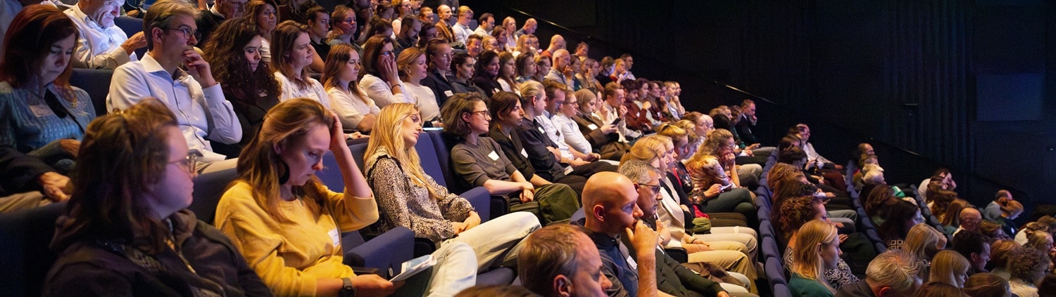 Congreszaal met mensen
