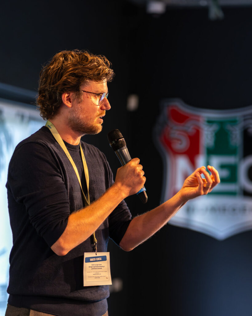 Man spreekt op podium